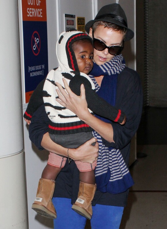 L'actrice Charlize Theron, son fils Jackson et sa maman Gerda arrivent à l'aéroport de Los Angeles le 6 janvier 2013.