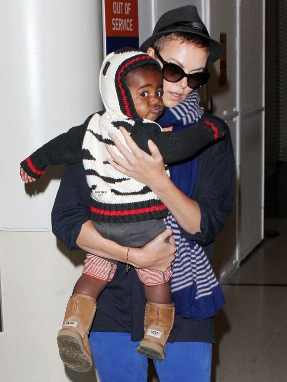 Charlize Theron, son fils Jackson et sa maman Gerda arrivent à l'aéroport de Los Angeles le 6 janvier 2013. Le petit garçon est adorable.
