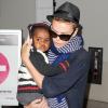 Charlize Theron, son fils Jackson et sa maman Gerda arrivent à l'aéroport de Los Angeles le 6 janvier 2013. Le petit garçon regarde avec curiosité ce qui l'entoure.