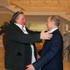 Gérard Depardieu a été reçu par Vladimir Poutine dans sa datcha de Sotchi sur les bords de la mer Noire où le président russe lui a remis son passeport de citoyen russe le 5 janvier 2013