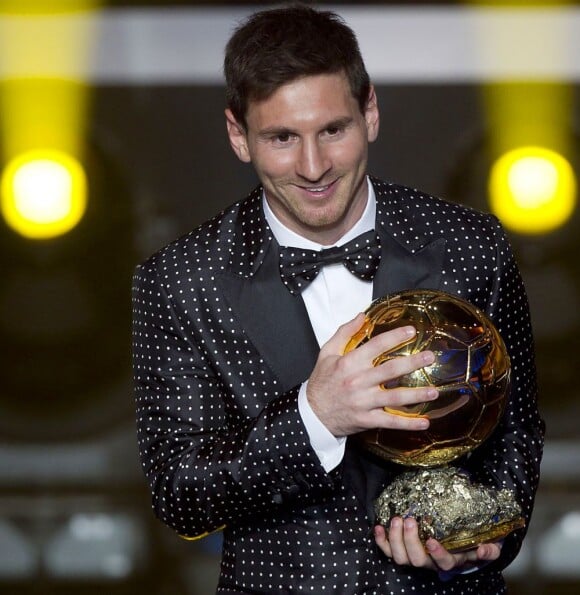 Lionel Messi, en magnifique costume Dolce & Gabbana à petits pois blancs, a reçu lundi 7 janvier son quatrième Ballon d'or consécutif à Zurich