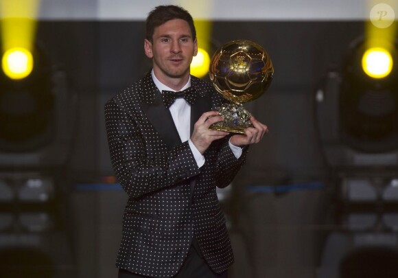 Lionel Messi et son costume à petits pois blancs, a reçu lundi 7 janvier 2013 son quatrième Ballon d'or consécutif à Zurich