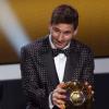 Lionel Messi, heureux dans son costume Dolce & Gabbana à petits pois blancs, après avoir reçu lundi 7 janvier son quatrième Ballon d'or consécutif à Zurich
