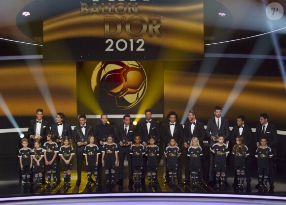 Lionel Messi en compagnie des 10 joueurs désignés dans l'équipe Fifa de l'année, lors de la cérémonie du Ballon d'or le 7 janvier 2013