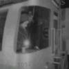 Elizabeth II lors d'une visite dans le métro de Londres en 1969 pour l'inauguration de la ligne Victoria, trente ans après y être venue pour la première fois, en 1939, à l'âge de 13 ans.