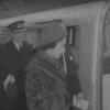 Elizabeth II lors d'une visite dans le métro de Londres en 1969 pour l'inauguration de la ligne Victoria, trente ans après y être venue pour la première fois, en 1939, à l'âge de 13 ans.