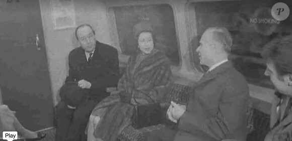 Elizabeth II en visite dans le métro de Londres en 1969 pour l'inauguration de la ligne Victoria, trente ans après y être venue pour la première fois, en 1939, à l'âge de 13 ans.