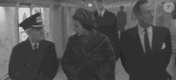 Sa Majesté Elizabeth II lors d'une visite dans le métro de Londres en 1969 pour l'inauguration de la ligne Victoria, trente ans après y être venue pour la première fois, en 1939, à l'âge de 13 ans.