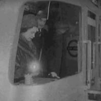 Elizabeth II : Lorsque la reine conduisait le métro de Londres, en 1969...