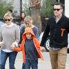 Reese Witherspoon, son mari Jim Toth, et ses enfants Ava et Deacon vont déjeuner au restaurant à Venice, le 2 décembre 2012.