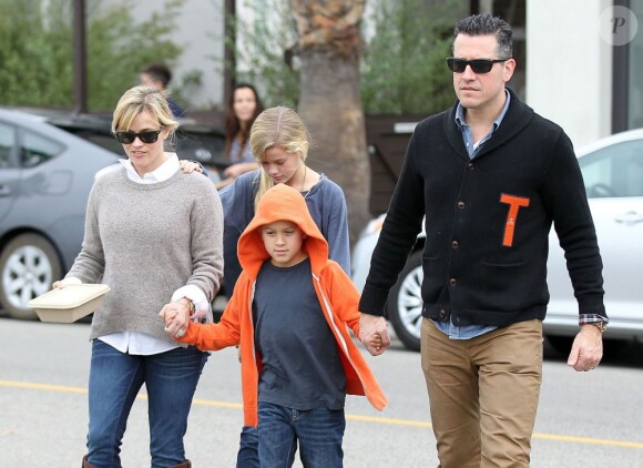 Reese Witherspoon, son mari Jim Toth, et ses enfants Ava et Deacon vont déjeuner au restaurant à Venice, le 2 décembre 2012.