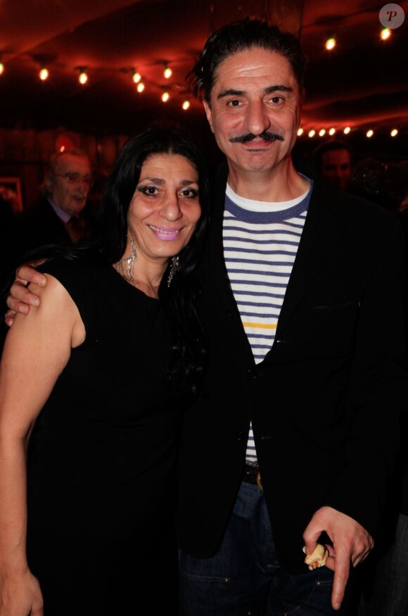 Simon Abkarian et sa soeur Maral Abkarian lors de la première de la pièce Menelas rebetiko rapsodie au théâtre Le Grand Parquet à Paris le 9 janvier 2013