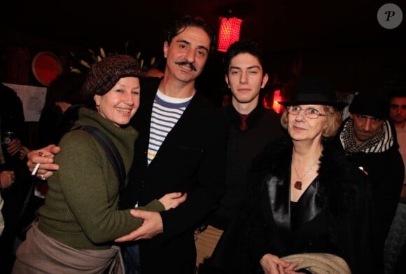 Simon Abkarian, sa femme Catherine Schaub Abkarian, son fils Djivan Abkarian et sa mère Sima Abkarian lors de la première de la pièce Menelas rebetiko rapsodie au théâtre Le Grand Parquet à Paris le 9 janvier 2013