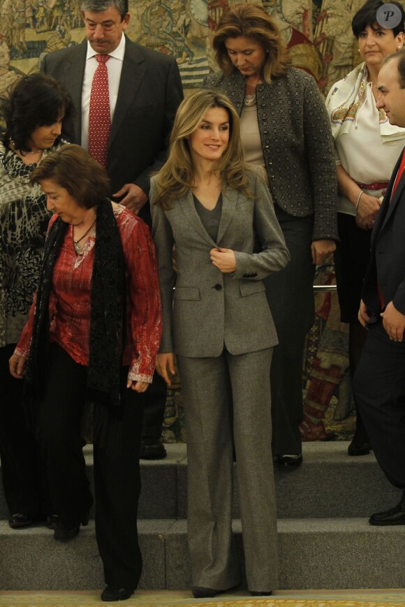 Letizia d'Espagne lors d'une audience au palais de la Zarzuela à Madrid, le 10 janvier 2013. La princesse prend la pose comme le veut la coutume avec ses invités.