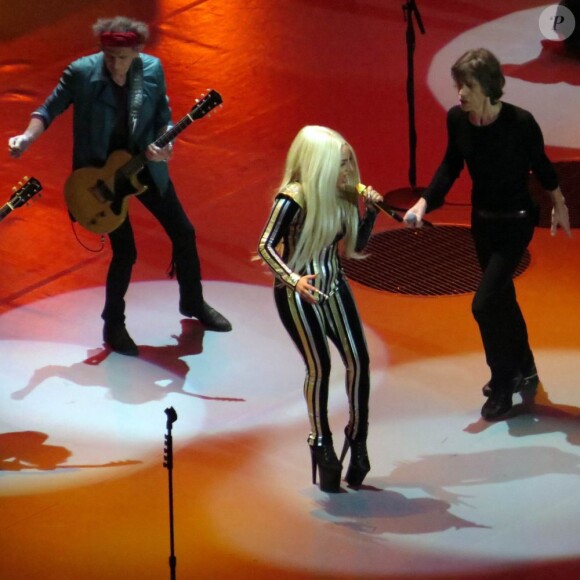 Lady Gaga sur scène avec les Rolling Stones au Predential Center de Newark, près de New York, le 15 décembre 2012.