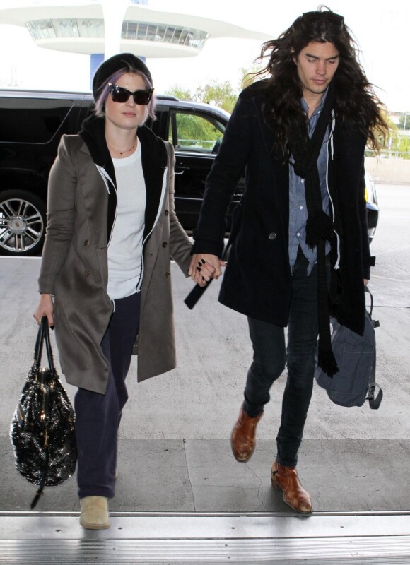 Kelly Osbourne et son petit ami Matthew Mosshart arrivent à Los Angeles, le 24 décembre 2012.