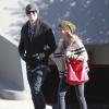 Ashley Tisdale et son petit ami Christopher French échangent un long baiser, avant d'aller déjeuner au restaurant à Hollywood, le 10 janvier 2012.