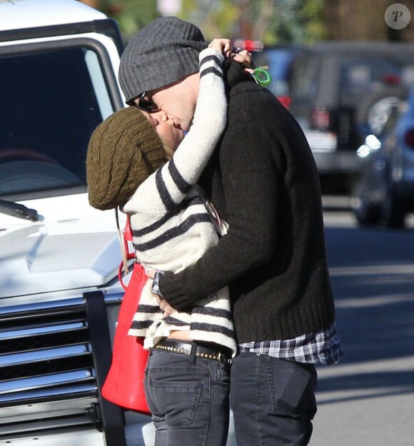 Ashley Tisdale et son petit ami Christopher French échangent un doux bisou, avant d'aller déjeuner au restaurant à Hollywood, le 10 janvier 2012.