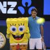 Roger Federer avec Bob l'éponge durant le "Kids Day" de Melbourne, le 12 janvier 2013.