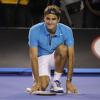 Roger Federer fait le ramasseur de balles durant le "Kids Day" de Melbourne, le 12 janvier 2013.