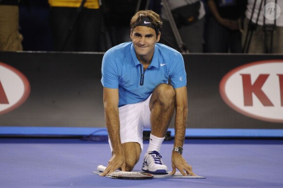 Roger Federer fait le ramasseur de balles durant le "Kids Day" de Melbourne, le 12 janvier 2013.