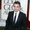 Robert Pattinson, cheveux courts, teint blafard sans sa Kristen Stewart pendant les Golden Globes Awards 2013 à Los Angeles, le 13 janvier 2013.