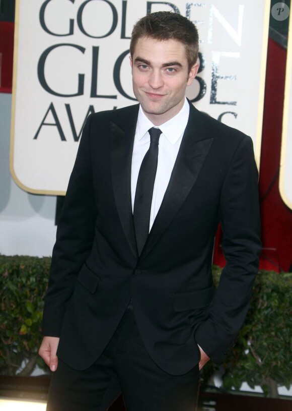 Robert Pattinson, cheveux courts, teint blafard sans sa Kristen Stewart pendant les Golden Globes Awards 2013 à Los Angeles, le 13 janvier 2013.