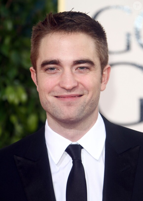 Robert Pattinson pose aux Golden Globes Awards 2013 à Los Angeles, le 13 janvier 2013.