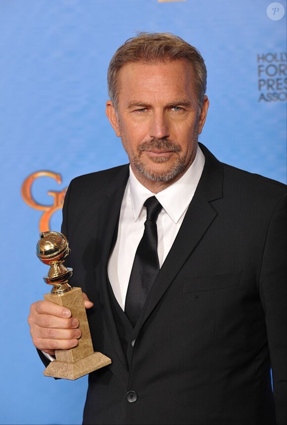 Kevin Costner remporte également un award télé lors des Golden Globes Awards 2013 à Los Angeles, le 13 janvier 2013.