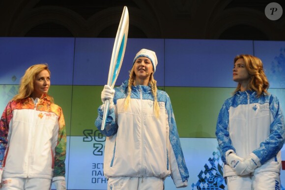 La patineuse russe Tatiana Navka, la championne de natation paralympique Olesya Vladykina et le top Natalia Vodionova, ambassadrices des Jeux olympiques d'hiver de Sotchi en 2014, lors de la présentation de la torche olympique le 14 janvier 2013 à Moscou