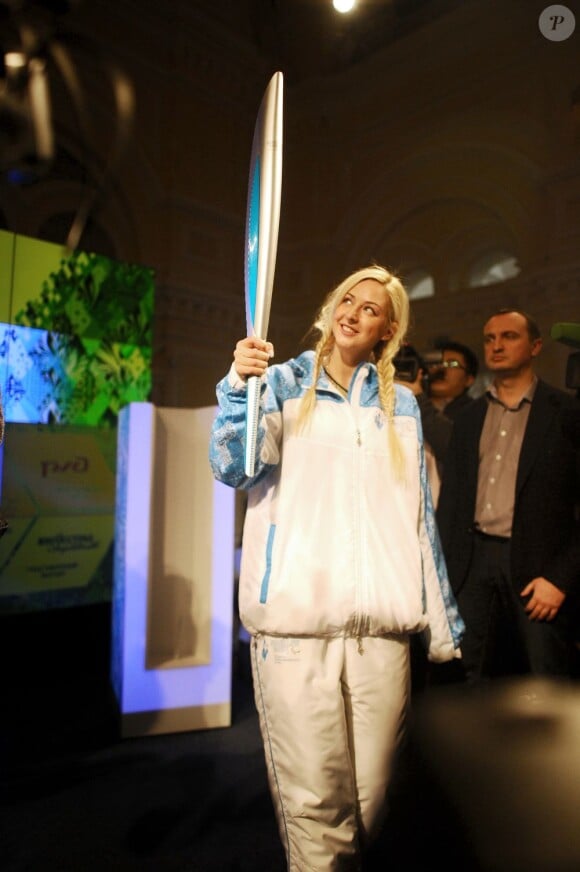 Olesya Vladykina, ambassadrice des Jeux olympiques d'hiver de Sotchi en 2014, lors de la présentation de la torche olympique le 14 janvier 2013 à Moscou