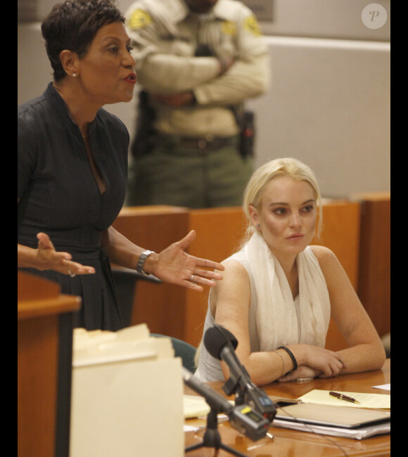 Lindsay Lohan aux côtés de son avocate Shawn Holley, au palais de justice de Los Angeles, le 19 octobre 2011.