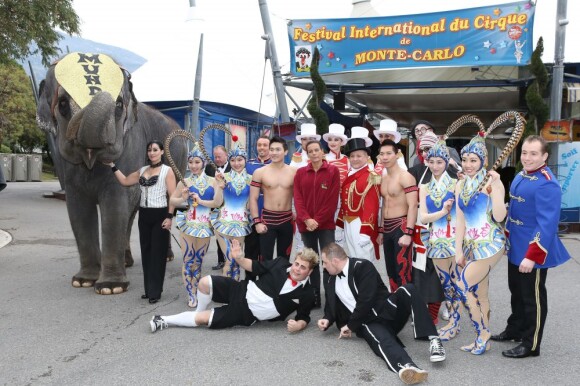 Stéphanie de Monaco posait entourée d'artistes pour annoncer le 15 janvier 2012 la 37e édition du Festival international du cirque de Monte-Carlo, à Monaco.