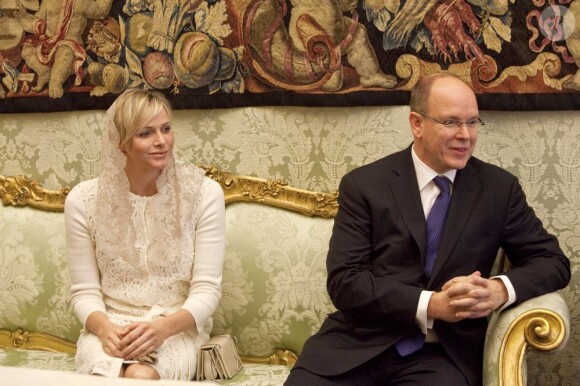 Le prince Albert II de Monaco et la princesse Charlene reçus au Vatican par le pape Benoît XVI le 12 janvier 2012.