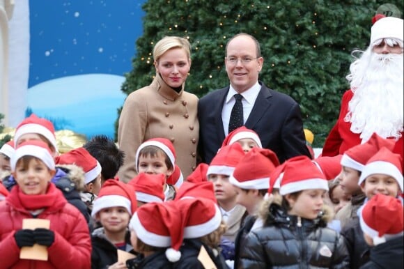 Le prince Albert II de Monaco et la princesse Charlene lors du Noël des enfants de la principauté, au palais, le 12 décembre 2012