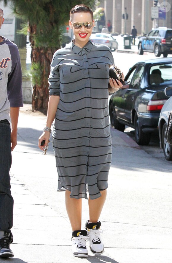 Amber Rose souriante à Los Angeles, le 6 novembre 2012.