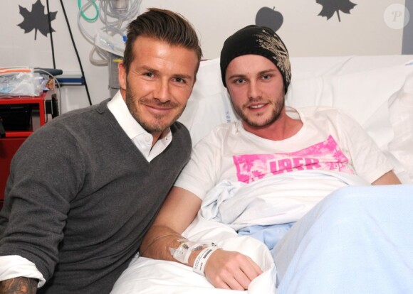 David Beckham à l'hôpital Queen Elizabeth de Brimingham avec un patient atteint d'un cancer le 16 janvier 2013.
