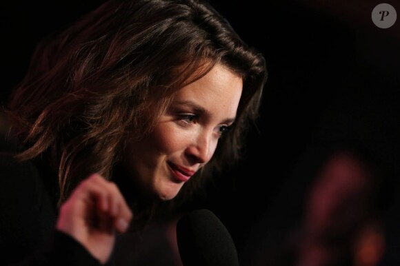 Charlotte Le Bon en pleine discussion au festival international du film de comédie de l'Alpe d'Huez le 17 Janvier 2013.
