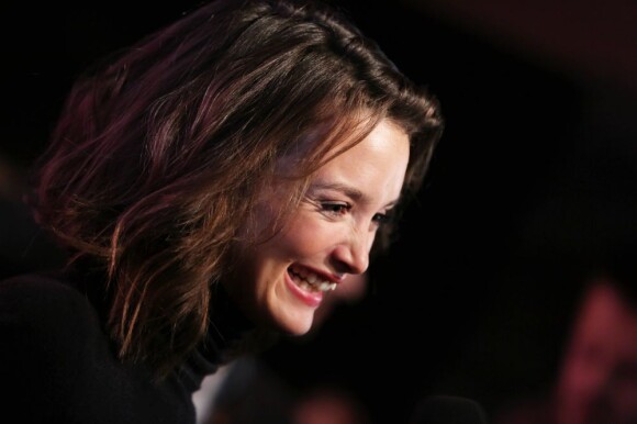 Charlotte Le Bon affiche un sourire radieux pendant le 16e festival international du film de comédie de l'Alpe d'Huez le 17 Janvier 2013.