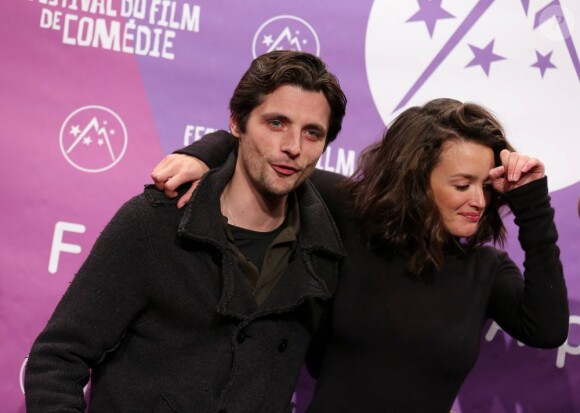Raphaël Personnaz continue de faire rire Charlotte Le Bon au festival international du film de comédie de l'Alpe d'Huez le 17 Janvier 2013.
