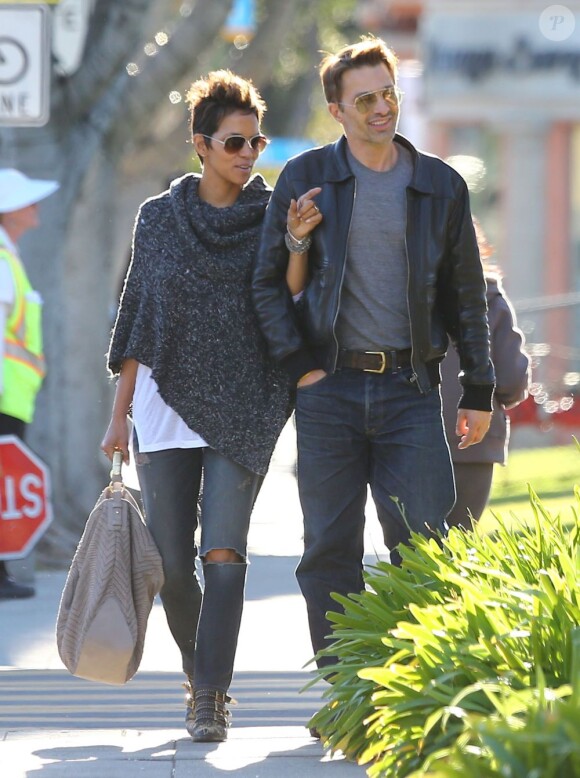 Halle Berry et son fiancé Olivier Martinez se promènent à Los Angeles le 18 janvier 2013