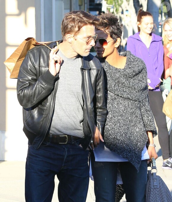 Halle Berry et son fiancé Olivier Martinez font du shopping à Los Angeles le 18 janvier 2013 : balade en amoureux sous le soleil californien