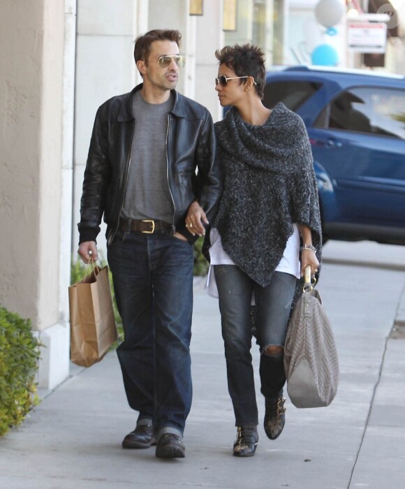 Halle Berry et son fiancé Olivier Martinez font du shopping à Los Angeles le 18 janvier 2013