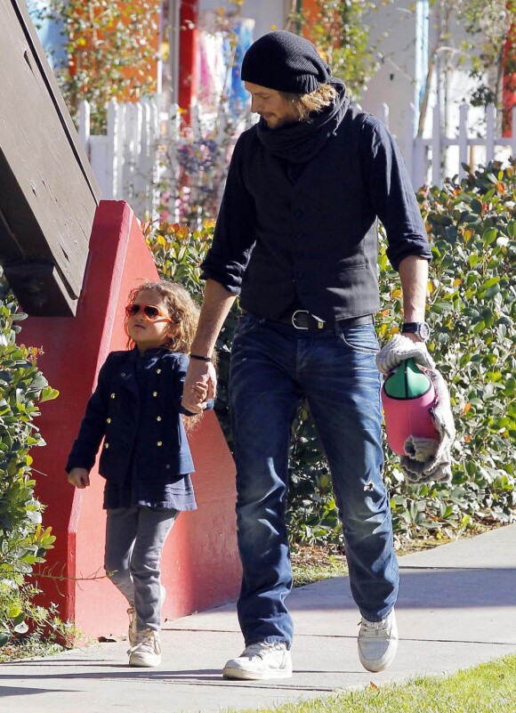 Gabriel Aubry est allé chercher sa fille Nahla à l'école à Los Angeles le 18 janvier 2013 : elle est craquante avec ses lunettes