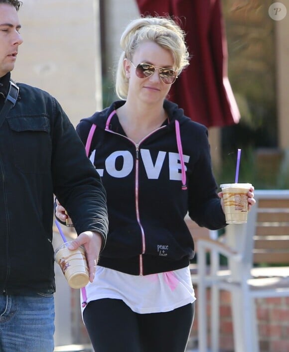 Britney Spears, radieuse mais de nouveau célibataire, se promène dans les rues de Los Angeles avec un café à la main le 14 janvier 2013.