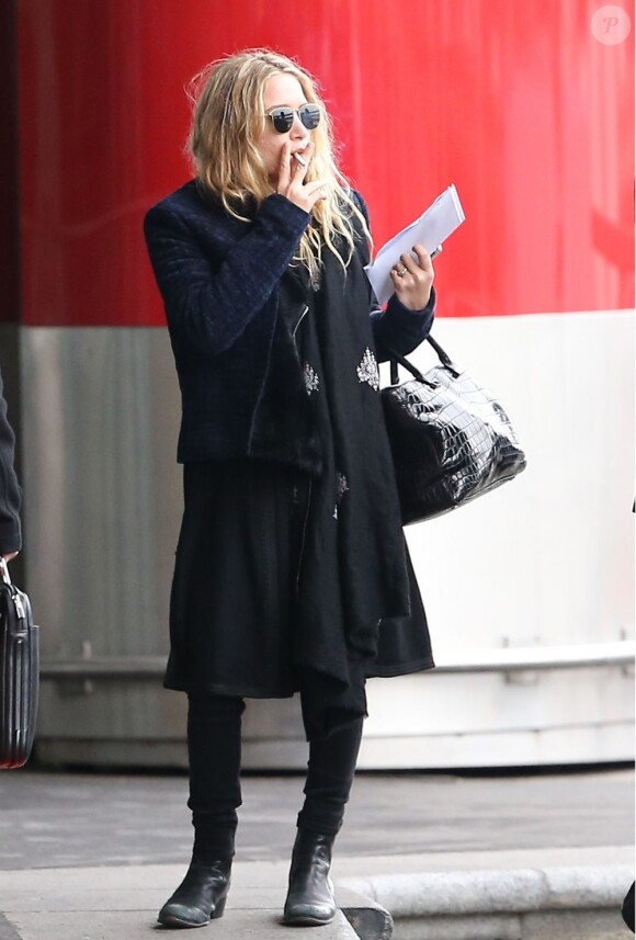 Mary-Kate Olsen et Olivier Sarkozy quittant Paris depuis l'aéroport Roissy-Charles-de-Gaulle le 6 janvier 2013 : sa bague ne passe pas inaperçue