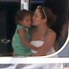 Jennifer Lopez et ses enfants Max et Emme en vacances sur un yacht à Miami avec des amis, le 20 Janvier 2013.