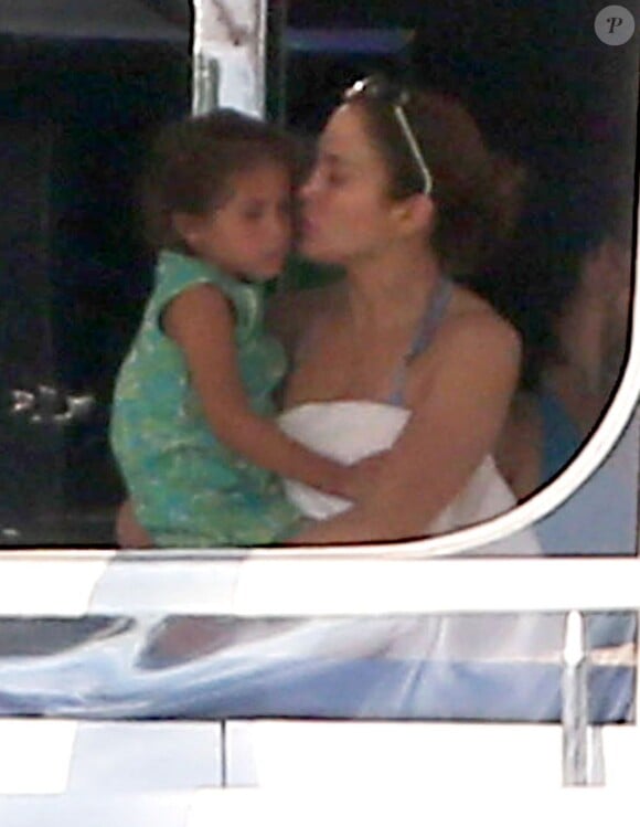 Jennifer Lopez et ses enfants Max et Emme en vacances sur un yacht à Miami avec des amis, le 20 Janvier 2013.