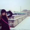 Jessica Alba ne se laisse pas intimider par le froid ! Elle prend la pause en plein Paris sous la neige