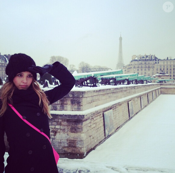 Jessica Alba ne se laisse pas intimider par le froid ! Elle prend la pause en plein Paris sous la neige